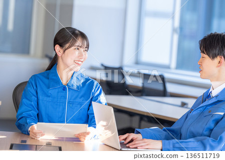 身著工作服的工程師 136511719