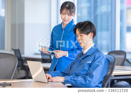 身著工作服的工程師 136511720