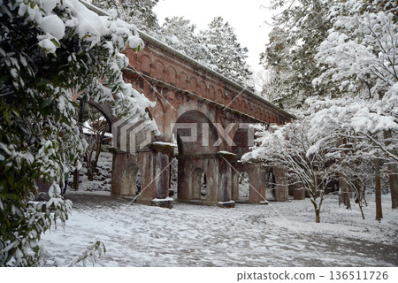 京都市左京區白雪皚皚的南禪寺水樓閣 136511726