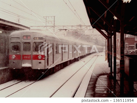 8500 series train being sent to Nagatsuta Works amid heavy snowfall in the Tokyo metropolitan area. Denenchofu Station on the Mekama Line. 8500 series train being sent to Nagatsuta Works amid heavy snowfall in the Tokyo metropolitan area. Denenchofu Station on the Mekama Line. 136511954