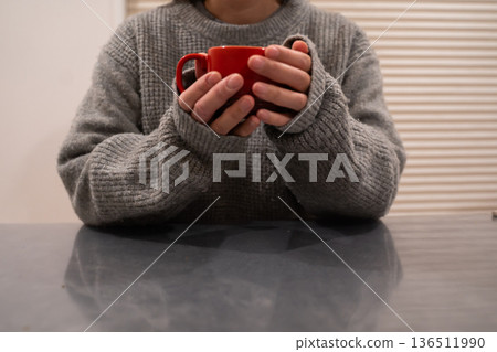 一個女人用一大杯 一個女人用一大杯 136511990