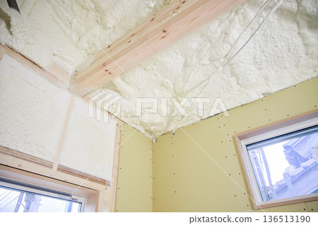 房屋圖片：正在施工的單層木造房屋上噴塗隔熱材料 136513190