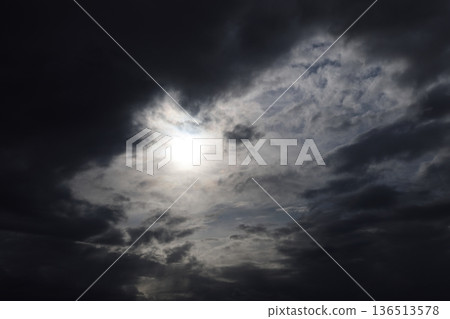 天空覆蓋著厚厚的雲層 136513578