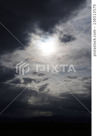 天空覆蓋著厚厚的雲層 136513579