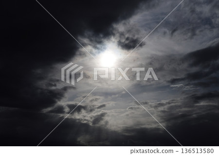 天空覆蓋著厚厚的雲層 136513580