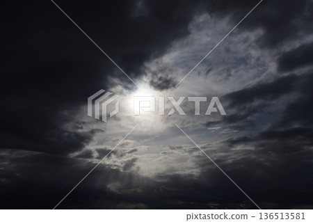 天空覆蓋著厚厚的雲層 136513581