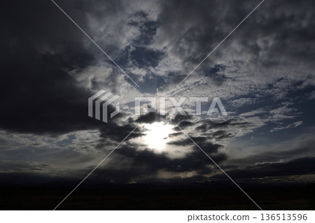 天空覆蓋著厚厚的雲層 136513596