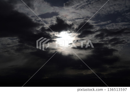 天空覆蓋著厚厚的雲層 天空覆蓋著厚厚的雲層 136513597