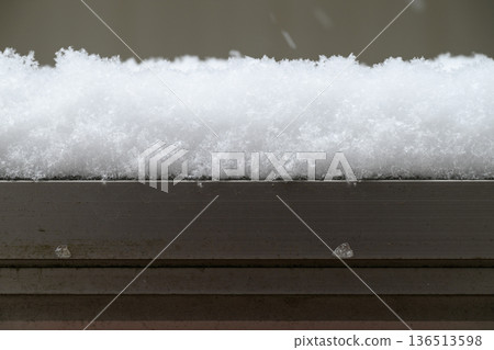 欄桿上堆積的新鮮積雪的質感 136513598