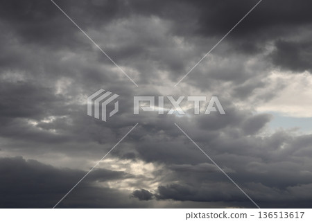 天空覆蓋著厚厚的雲層 136513617