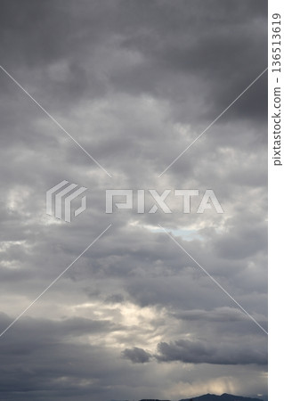天空覆蓋著厚厚的雲層 天空覆蓋著厚厚的雲層 136513619