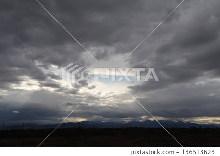 天空覆蓋著厚厚的雲層 136513623