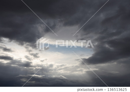 天空覆蓋著厚厚的雲層 136513625