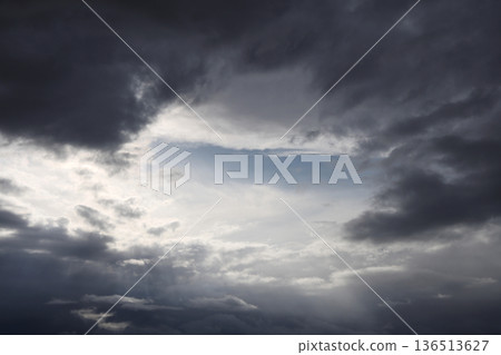天空覆蓋著厚厚的雲層 136513627