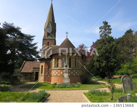 風景中可見英國教堂尖頂 風景中可見英國教堂尖頂 136513668