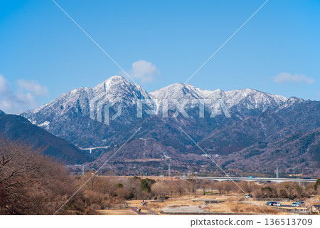 從小物橋眺望五在丈山（三重縣小物町） 136513709