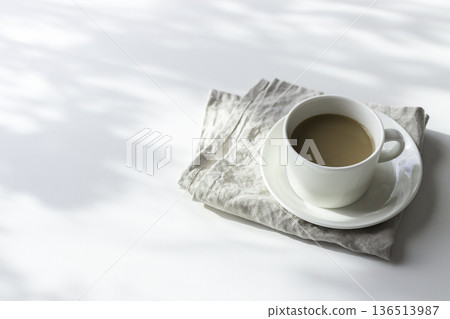 白色背景上的咖啡歐蕾杯和亞麻布 136513987