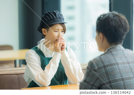 一位身穿空調西裝的男工匠正在開會,同時查看文件。 一位身穿空調西裝的男工匠正在開會,同時查看文件。 136514042