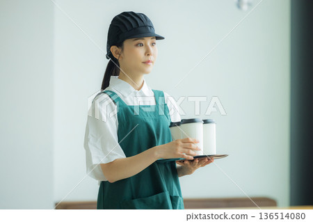 在咖啡館工作的年輕女職員 在咖啡館工作的年輕女職員 136514080