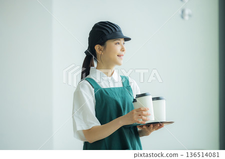 在咖啡館工作的年輕女職員 136514081