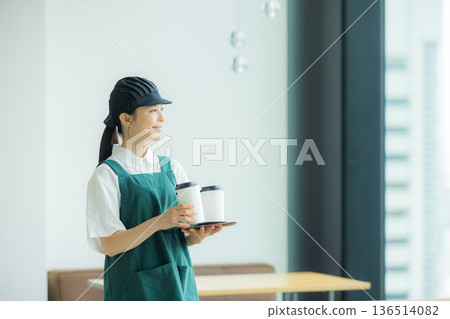 在咖啡館工作的年輕女職員 136514082