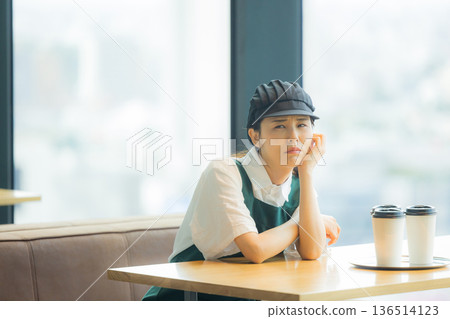 A cafe employee with a troubled face 136514123