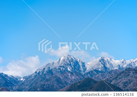 冬季從鄉間眺望鈴鹿山脈(三重縣駒野町) 冬季從鄉間眺望鈴鹿山脈(三重縣駒野町) 136514138