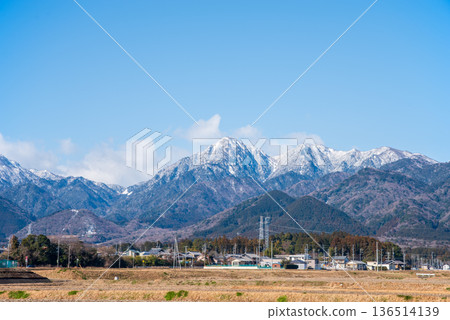 冬季從鄉間眺望鈴鹿山脈(三重縣駒野町) 冬季從鄉間眺望鈴鹿山脈(三重縣駒野町) 136514139