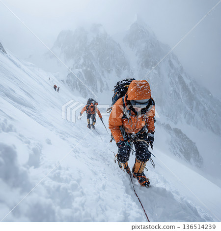 登山隊正在穿越積雪覆蓋的冰裂縫 136514239