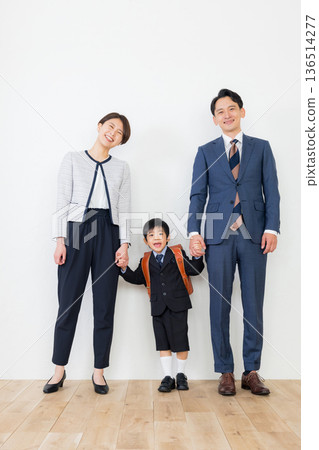 入學典禮的父母和孩子 136514277