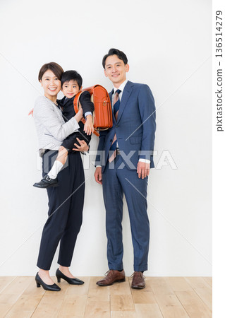 Parent and child of the entrance ceremony 136514279