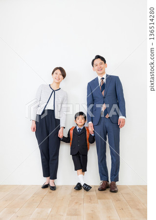 入學典禮的父母和孩子 入學典禮的父母和孩子 136514280