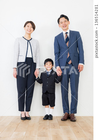 入學典禮的父母和孩子 入學典禮的父母和孩子 136514281
