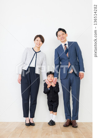 入學典禮的父母和孩子 136514282