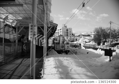 白雪皚皚的小鎮和火車 136514300