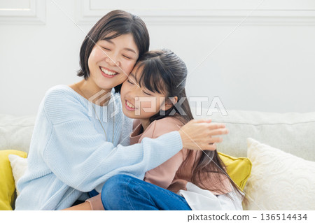 女孩與母親一起服用 女孩與母親一起服用 136514434