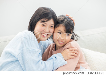 女孩與母親一起服用 136514439