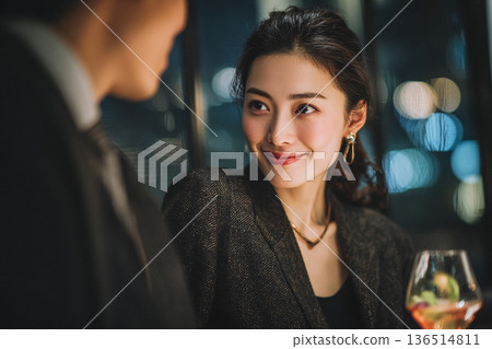 一對俊男靚女在酒吧浪漫約會 136514811