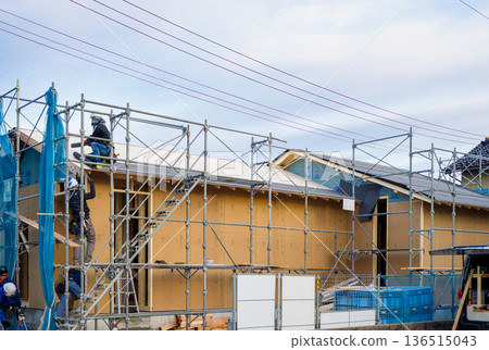 房屋圖片：正在建造中的單層木造房屋，已鋪設屋頂。 136515043