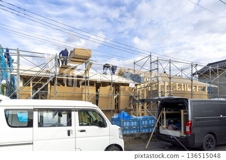 房屋圖片：一棟正在建造中的單層木造房屋，屋頂已鋪設完畢。 136515048