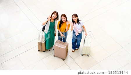 The three of them waving at the airport ■ Photo courtesy of Kansai International Airport (KIX) 136515144