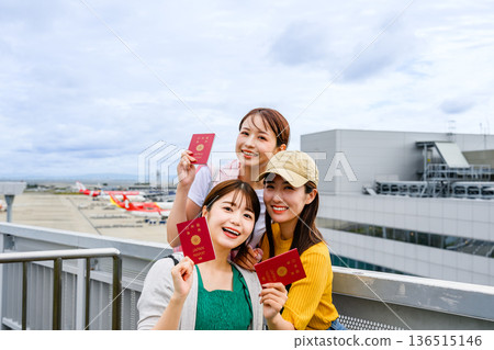 三位女士在機場手持護照。照片由關西國際機場（KIX）提供。 136515146
