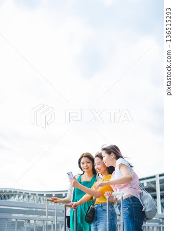 三位女士在機場自拍。照片由關西國際機場（KIX）提供。 136515293