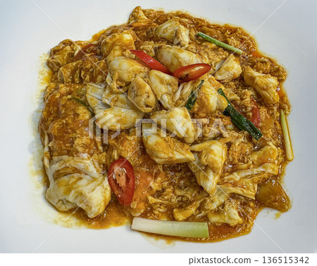 鮮嫩的蟹肉和蟹味噌與溏心蛋一起翻炒 鮮嫩的蟹肉和蟹味噌與溏心蛋一起翻炒 136515342