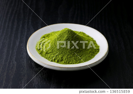 鮮豔的綠色抹茶粉在黑色木紋背景的襯托下格外醒目。 136515859