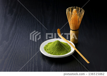 鮮豔的綠色抹茶粉在黑色木紋背景的襯托下格外醒目。 136515862