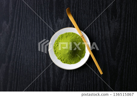 鮮豔的綠色抹茶粉在黑色木紋背景的襯托下格外醒目。 136515867