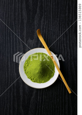鮮豔的綠色抹茶粉在黑色木紋背景的襯托下格外醒目。 136515869