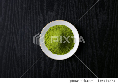 鮮豔的綠色抹茶粉在黑色木紋背景的襯托下格外醒目。 136515873