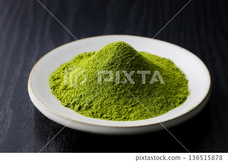 鮮豔的綠色抹茶粉在黑色木紋背景的襯托下格外醒目。 136515878